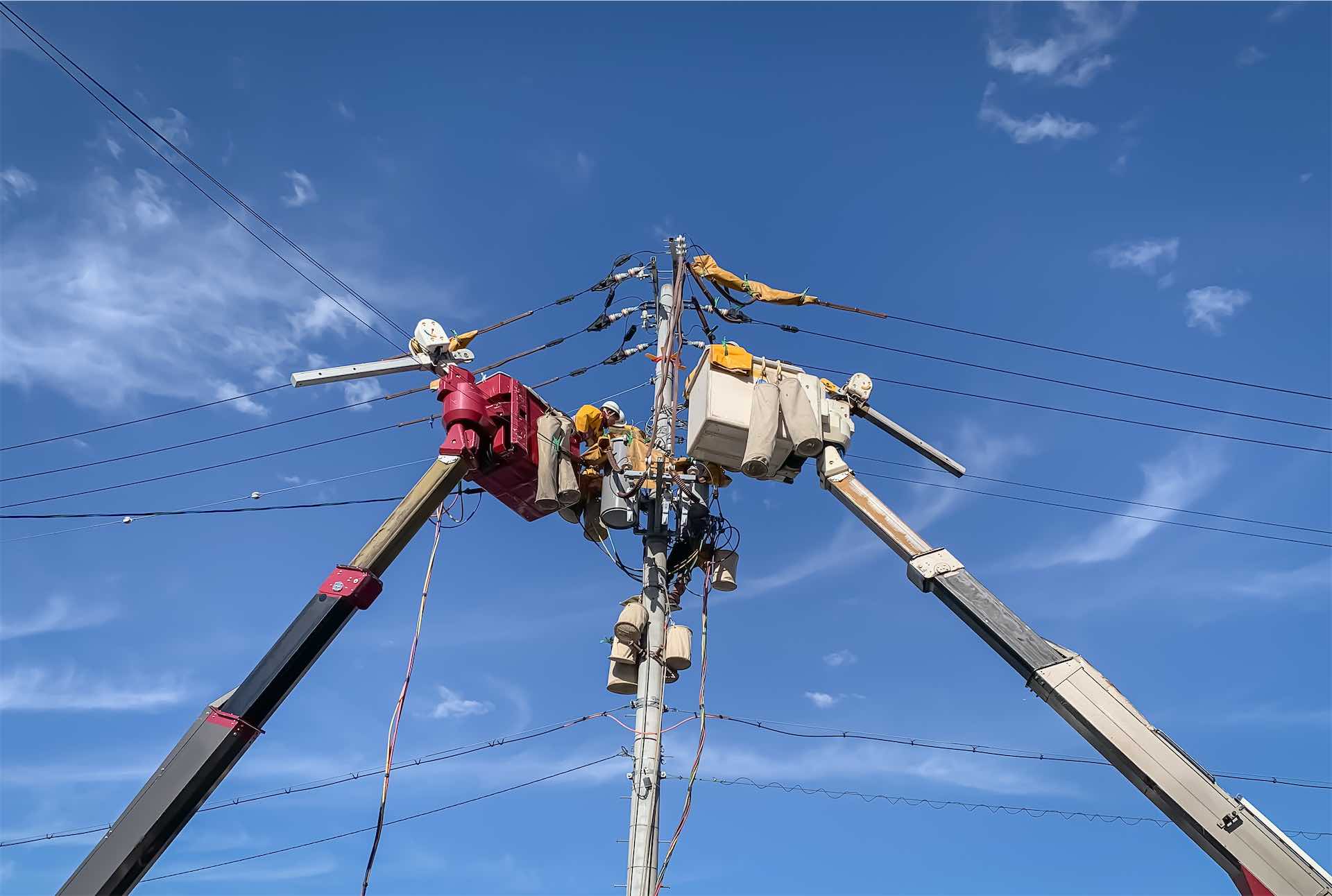 power-line-workers-2026-01-06-09-17-12-utc